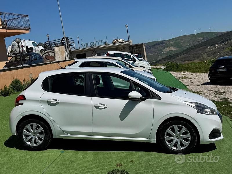 Usata Peugeot 208 Active 68 CV (50 kW) 2015 Bianco Utilitaria