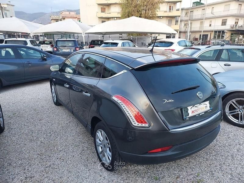 Usata Lancia Delta 120 CV (88 kW) 2012 Gray Utilitaria
