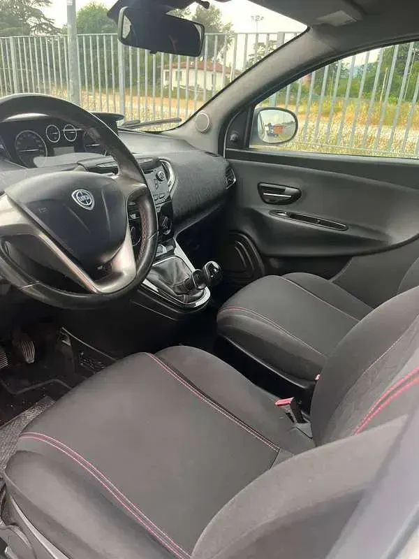 Usata Lancia Ypsilon 69 CV (50 kW) 2013 Bianco Utilitaria