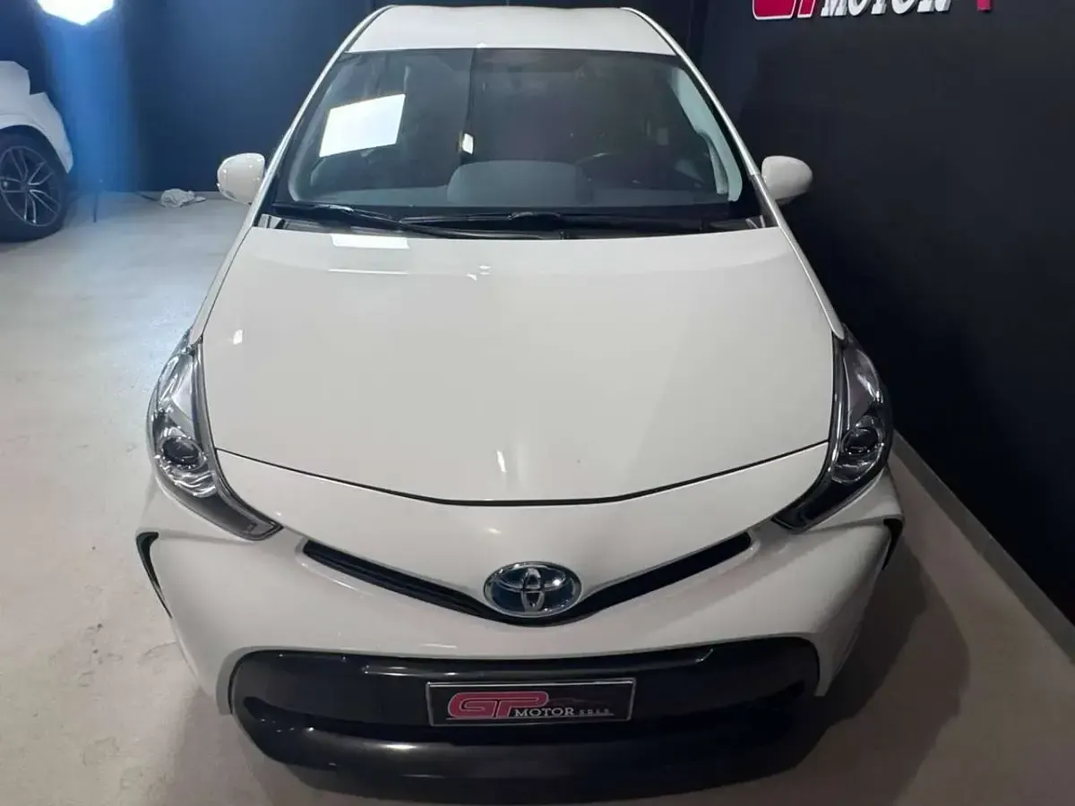 Usata Toyota Prius Lounge 99 CV (72 kW) 2016 Bianco Monovolume