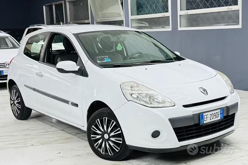 Usata Renault Clio II Luxe 75 CV (55 kW) 2010 Bianco Berlina