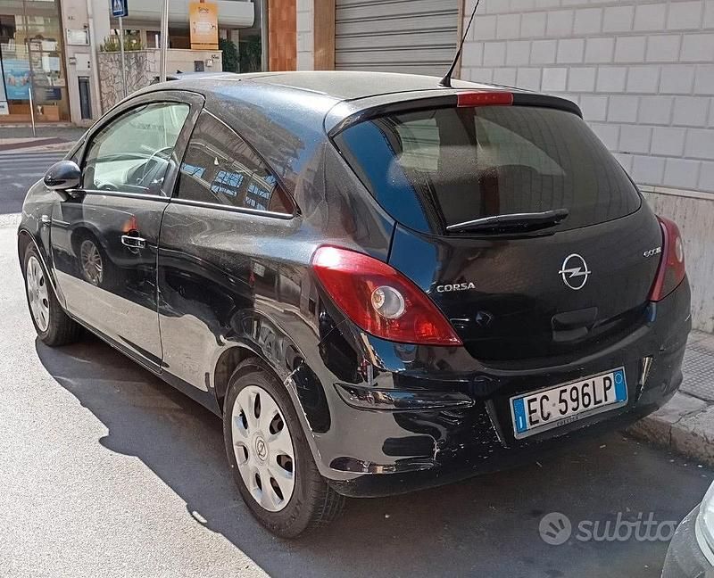 Usata Opel Corsa 75 CV (55 kW) 2010 Nero Berlina