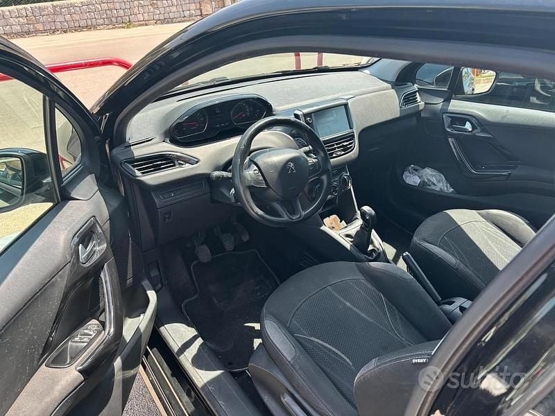 Usata Peugeot 208 68 CV (50 kW) 2014 Nero Utilitaria