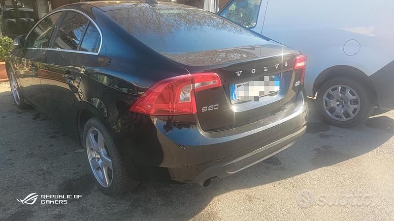 Usata Volvo S60 163 CV (119 kW) 2012 Nero Berlina
