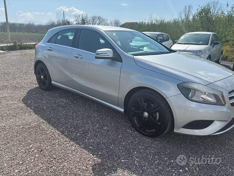Usata Mercedes A180 109 CV (80 kW) 2014 Grigio Berlina