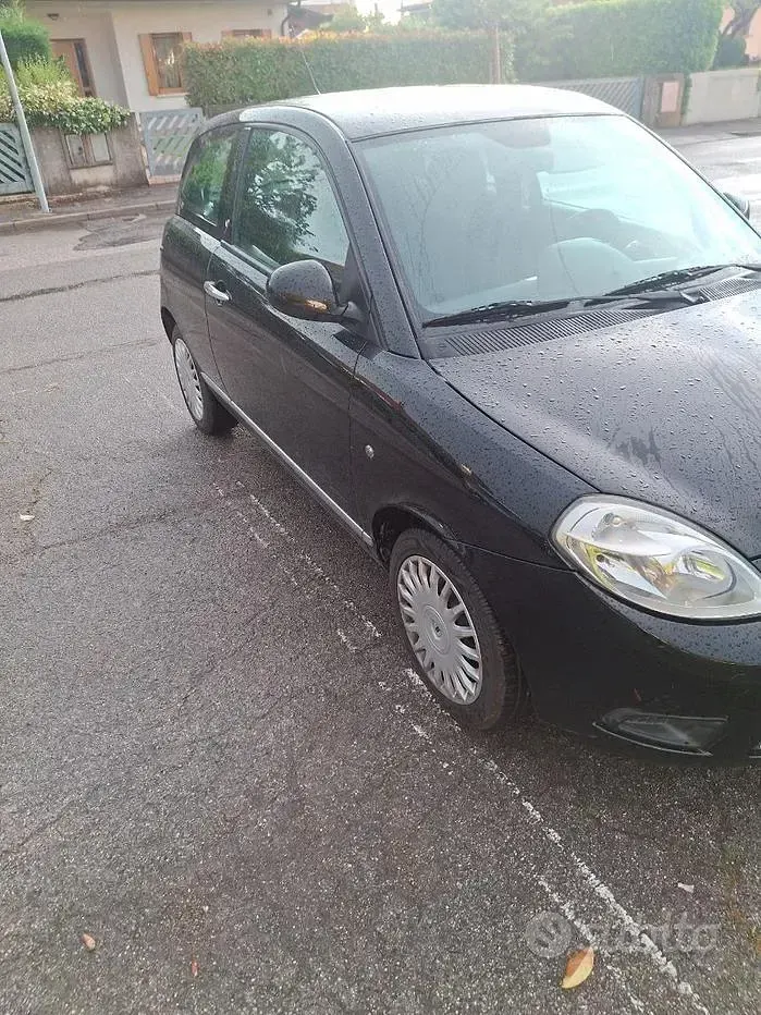 Usata Lancia Ypsilon 69 CV (50 kW) 2010 Nero Utilitaria
