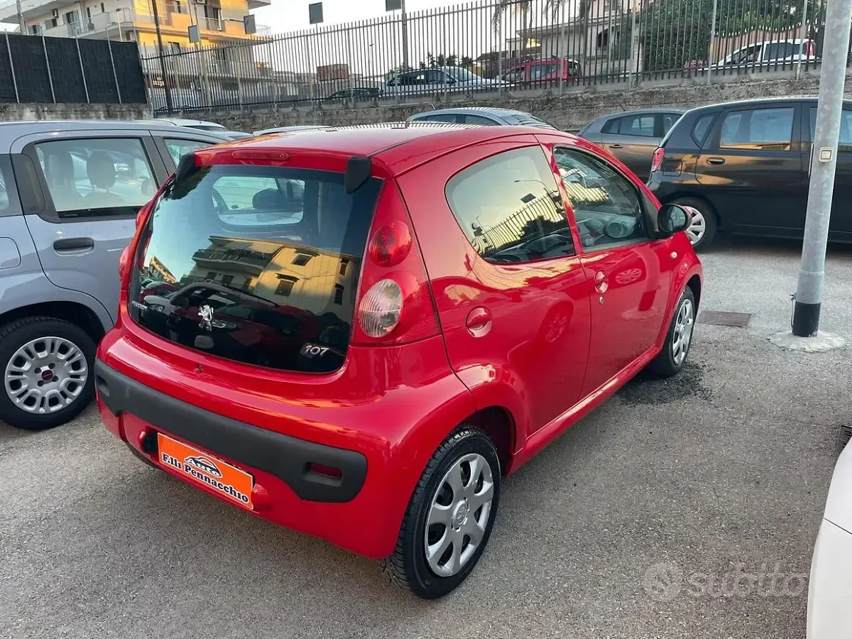 Usata Peugeot 107 68 CV (50 kW) 2012 Rosso Utilitaria