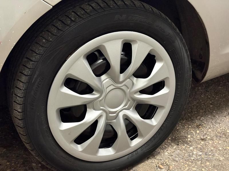 Usata Ford Fiesta Titanium 82 CV (60 kW) 2010 Grigio Utilitaria