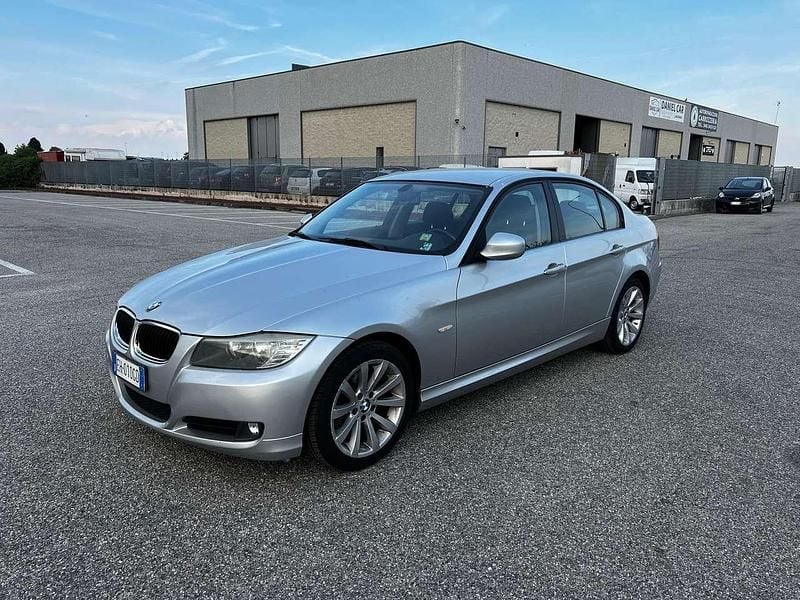 Usata BMW 318 143 CV (105 kW) 2011 Argento Berlina