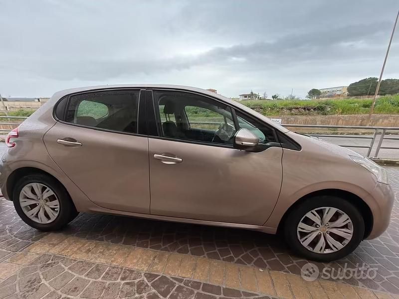 Usata Peugeot 208 Active 68 CV (50 kW) 2013 Marrone Utilitaria