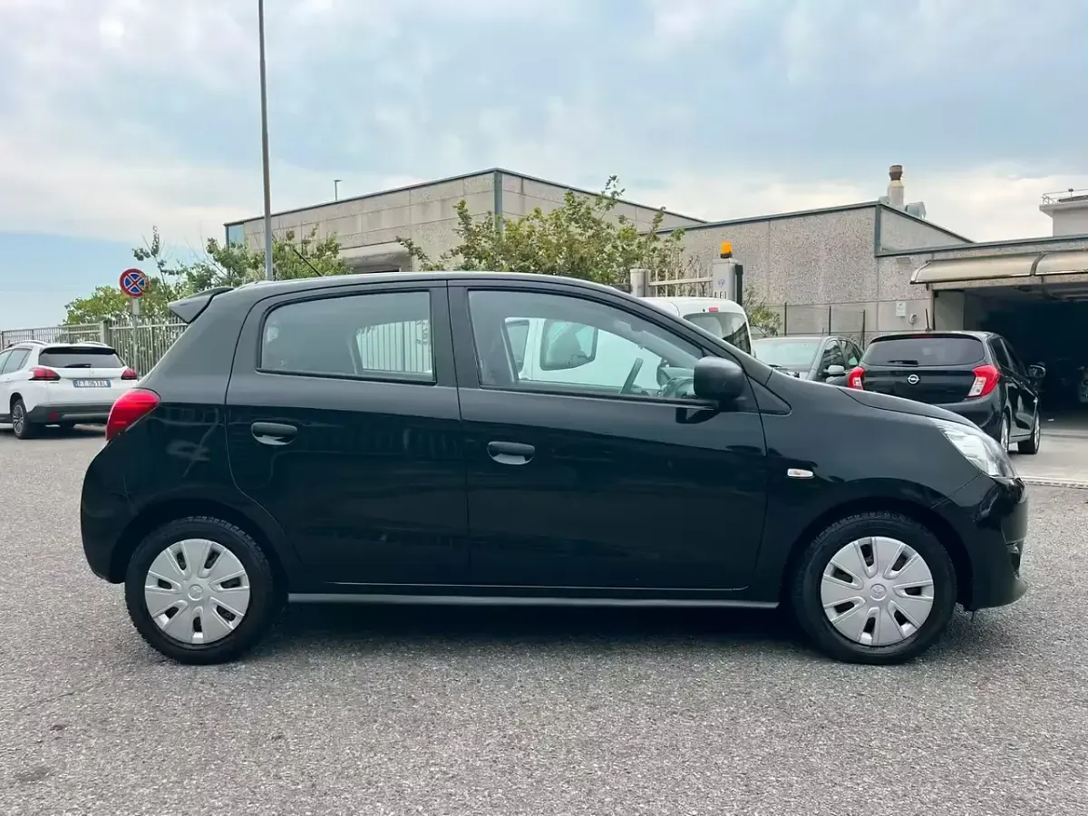 Usata Mitsubishi Space Star 70 CV (51 kW) 2016 Nero Utilitaria