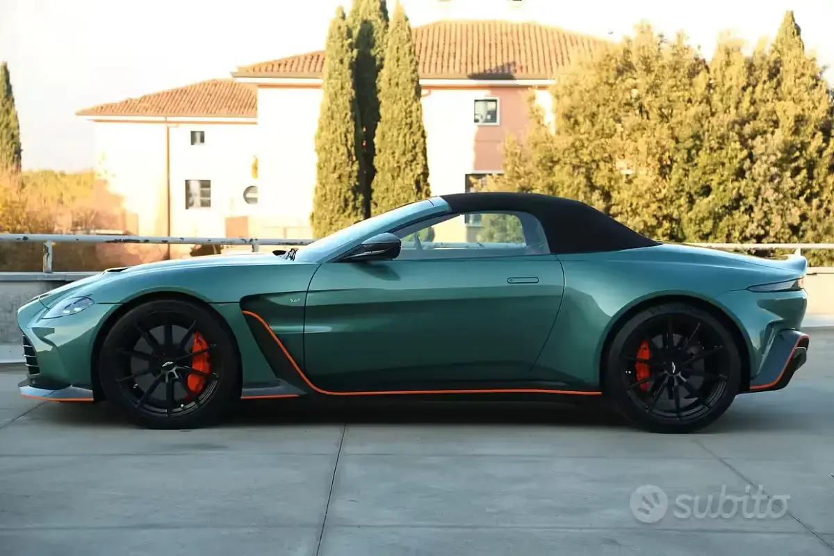 Usata Aston Martin V12 Vantage 700 CV (514 kW) 2023 Verde Cabrio