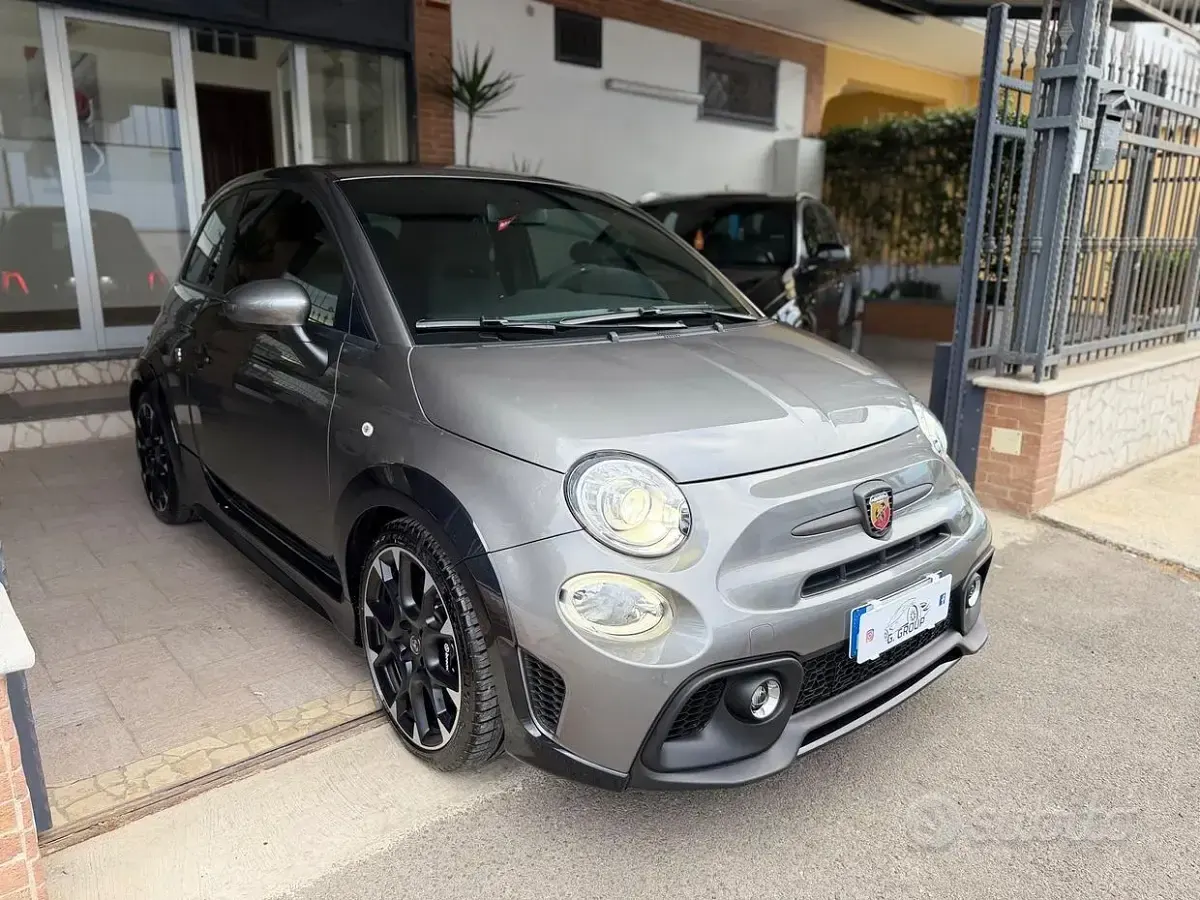 Usata Abarth 695 179 CV (131 kW) 2023 Grigio Utilitaria