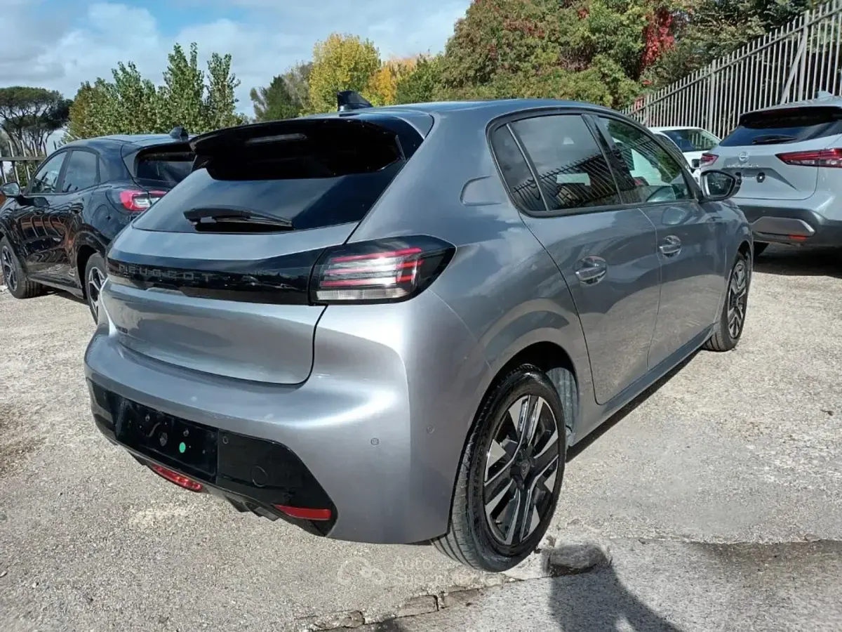 Usata Peugeot 208 Allure 101 CV (74 kW) 2024 Argento Utilitaria