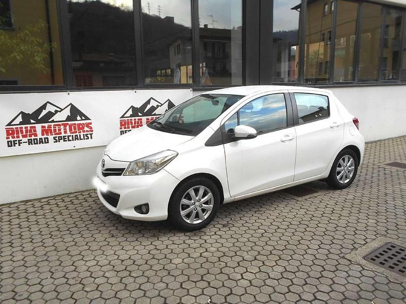Bianco Usata 2012 Toyota Yaris Tre volumi | 7800 € (Molto cara) - Immagine 1/4