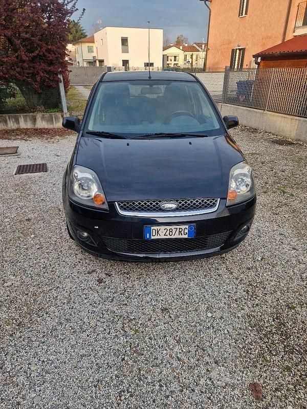 Usata Ford Fiesta 68 CV (50 kW) 2006 Nero Utilitaria