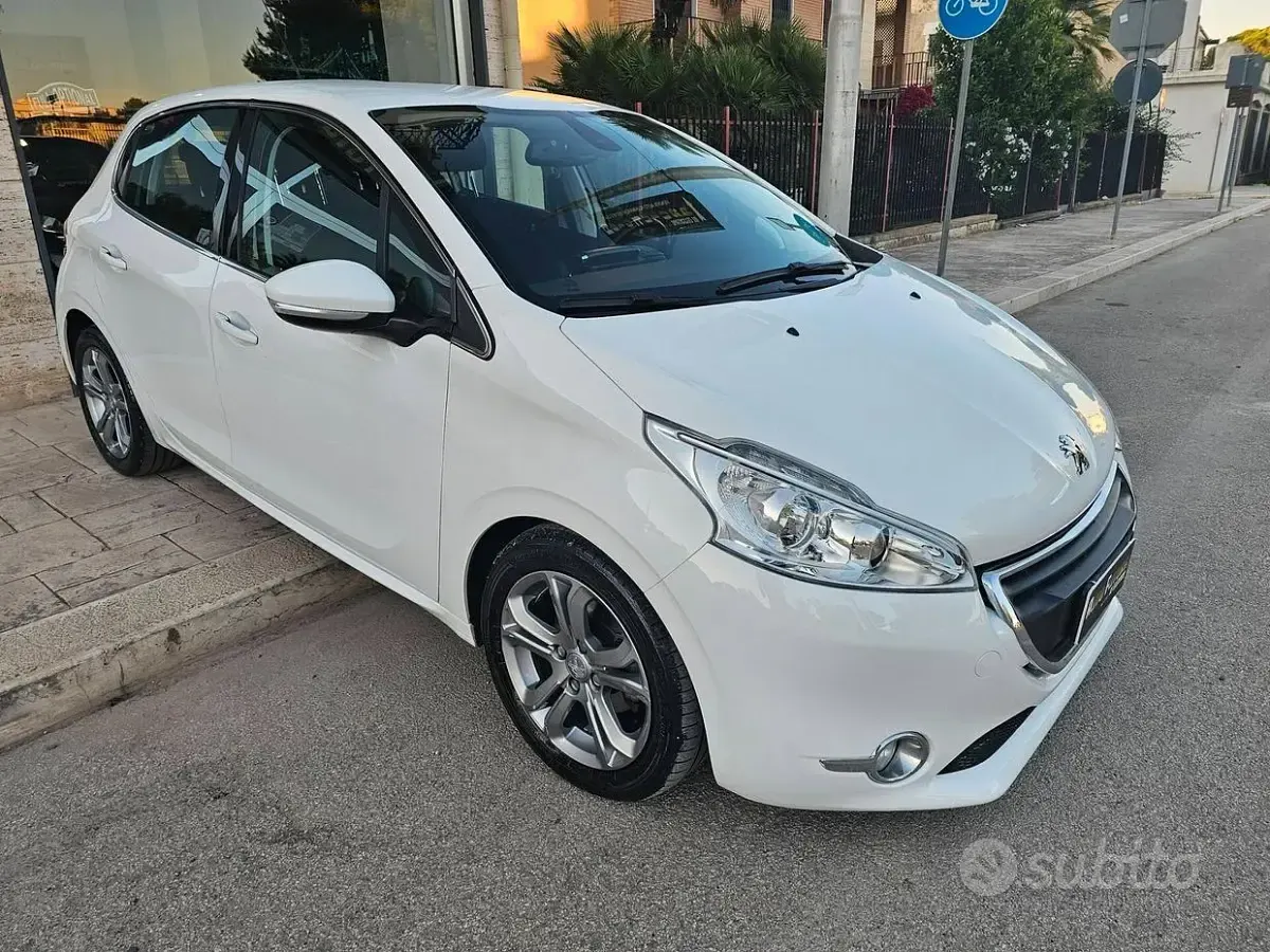 Usata Peugeot 208 Allure 92 CV (67 kW) 2014 Bianco Utilitaria