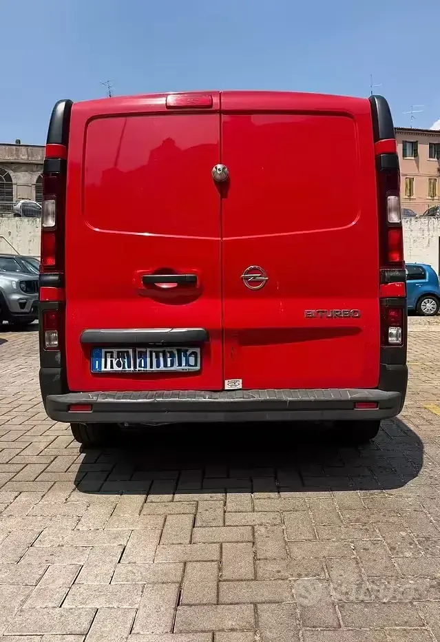 Usata Opel Vivaro Edition 140 CV (102 kW) 2016 Rosso Monovolume