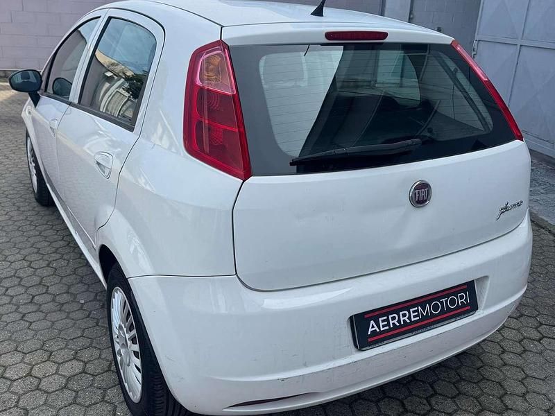 Usata Fiat Grande Punto Dynamic 65 CV (47 kW) 2008 Bianco Utilitaria