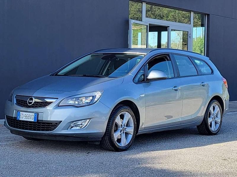 Grigio Usata 2011 Opel Astra Station wagon | 6900 € (Molto cara) - Immagine 1/4