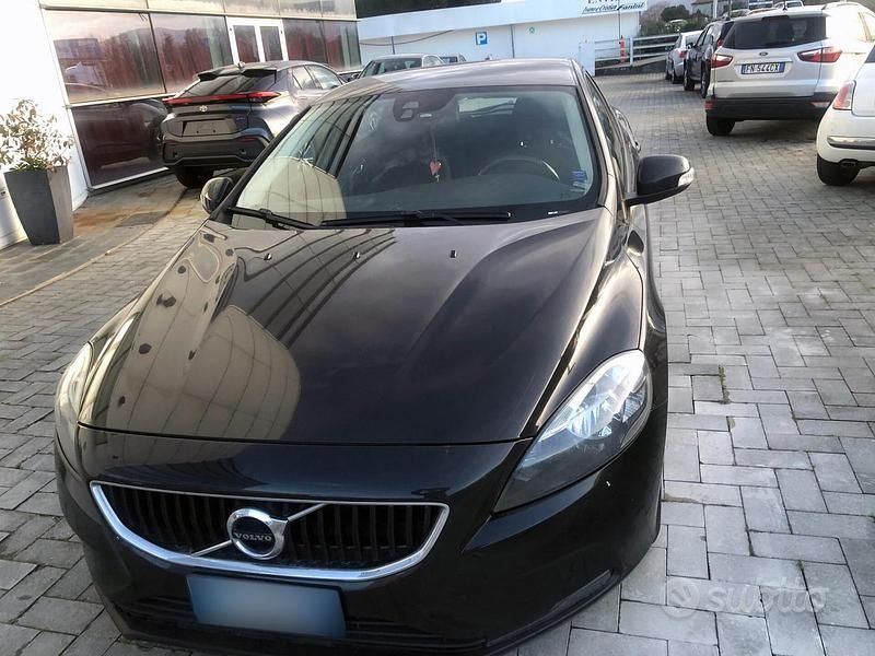 Usata Volvo V40 119 CV (87 kW) 2018 Nero Berlina