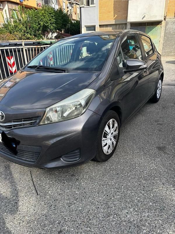 Usata Toyota Yaris 65 CV (47 kW) 2012 Grigio Berlina