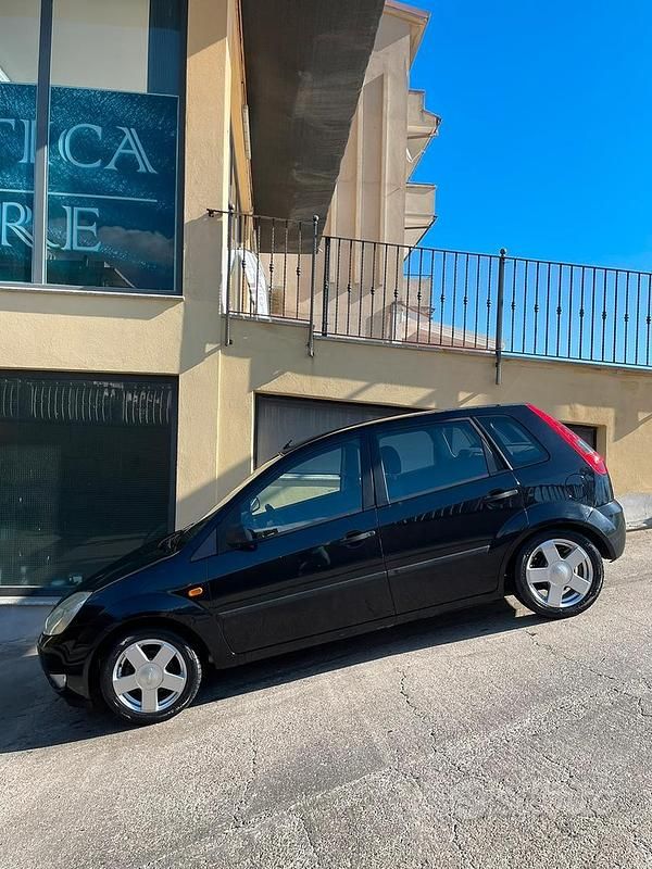 Usata Ford Fiesta 75 CV (55 kW) 2004 Nero Utilitaria