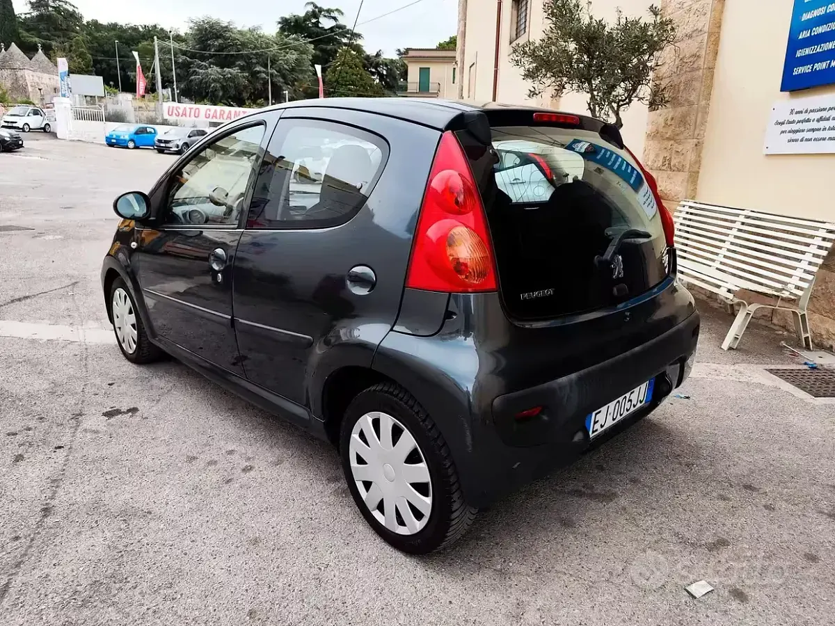 Usata Peugeot 107 Active 68 CV (50 kW) 2011 Grigio Utilitaria