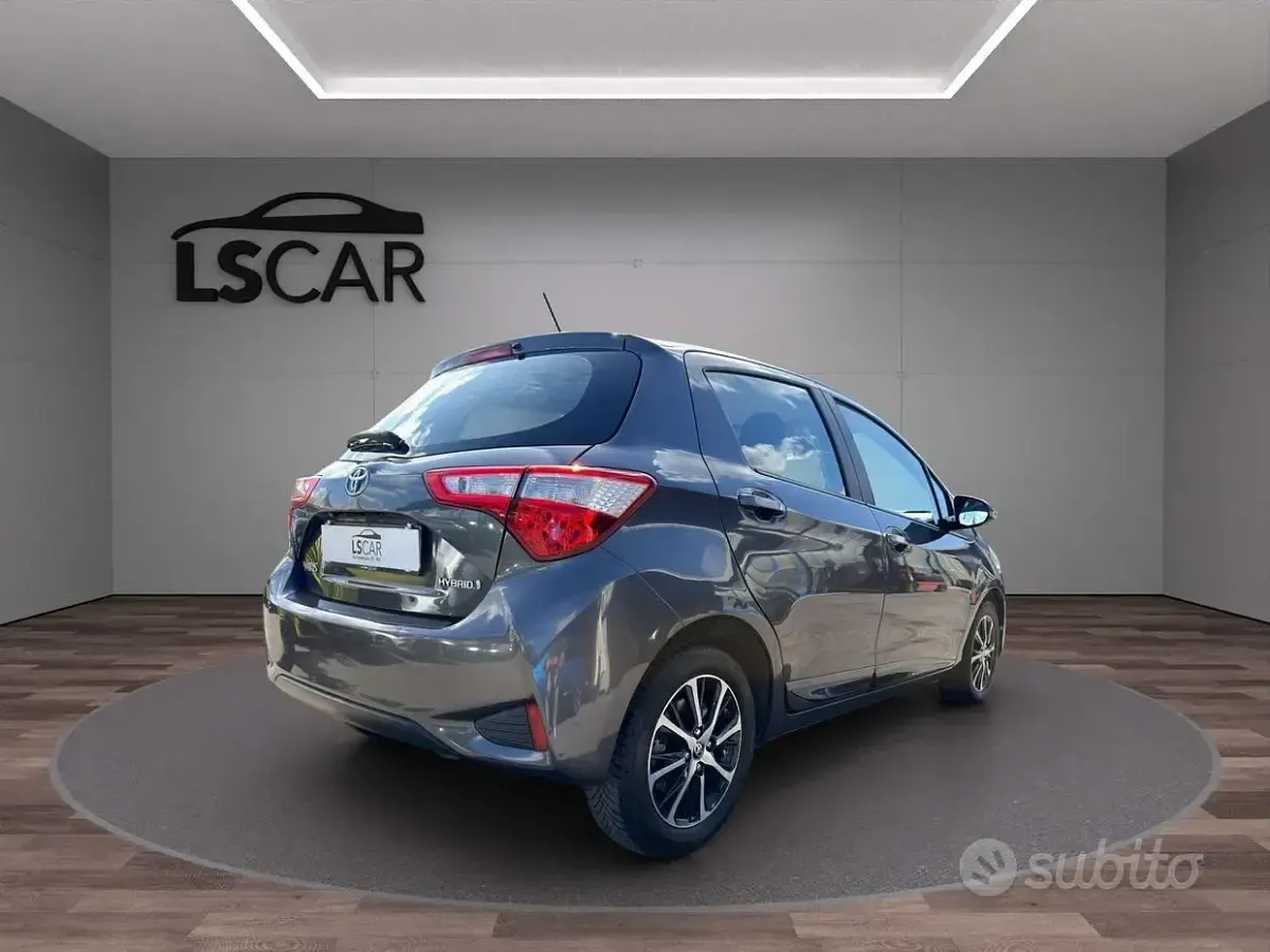 Usata Toyota Yaris Hybrid Active 73 CV (53 kW) 2018 Grigio Berlina