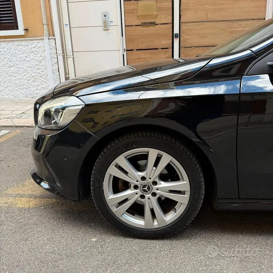 Usata Mercedes A180 109 CV (80 kW) 2018 Nero Berlina