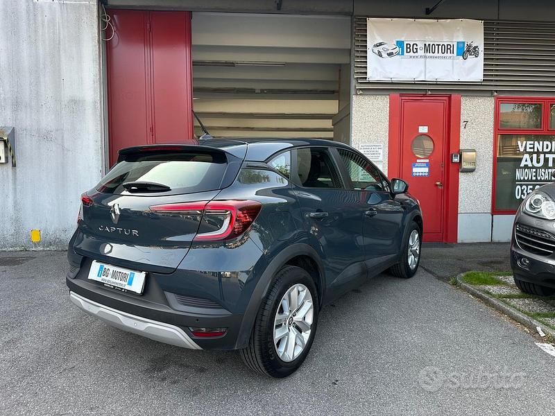 Begagnad Renault Captur Equilibre 101 HK (74 kW) 2023 Blå SUV