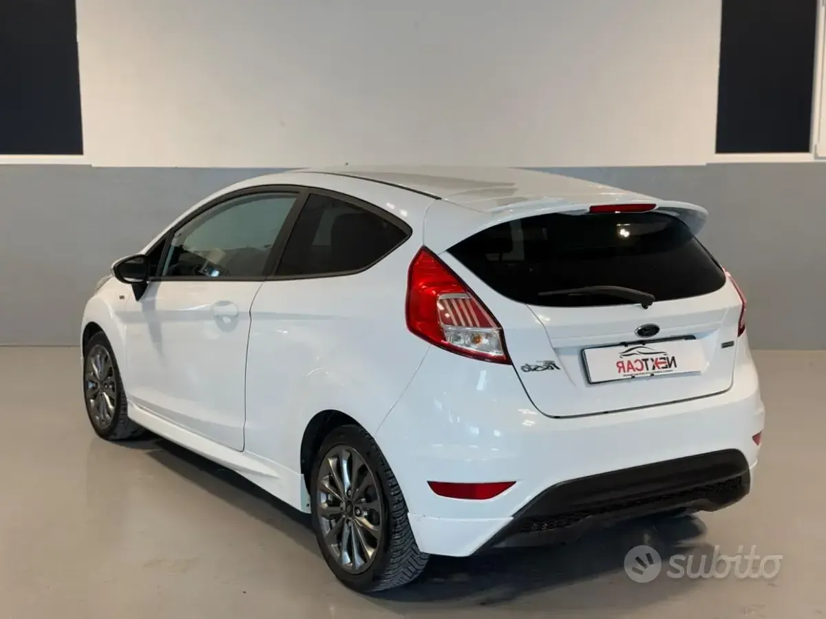 Usata Ford Fiesta 101 CV (74 kW) 2017 Bianco Utilitaria