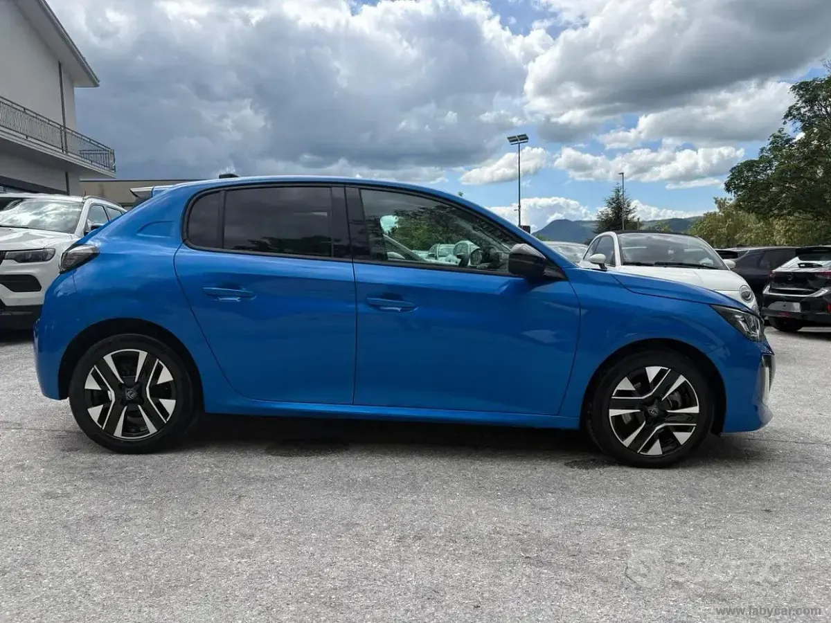 Usata Peugeot 208 Allure 102 CV (75 kW) 2024 Blu Utilitaria