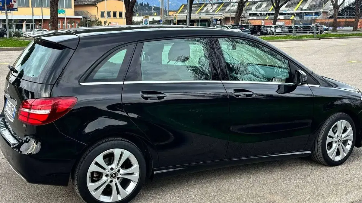 Usata Mercedes B180 Business 109 CV (80 kW) 2018 Nero Utilitaria