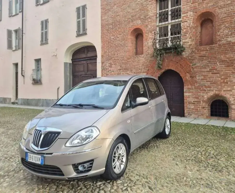 Usata Lancia Musa S 95 CV (69 kW) 2010 Grigio Monovolume