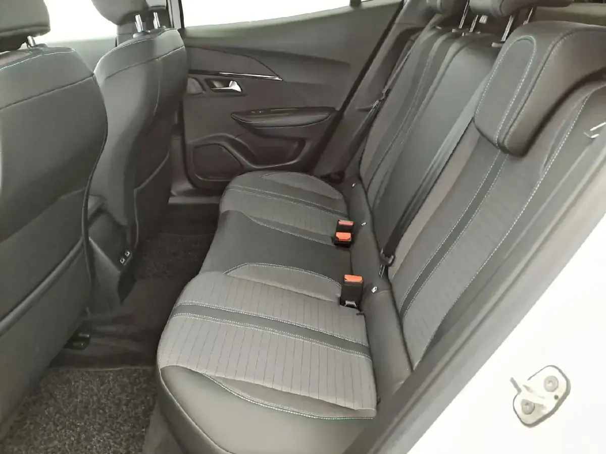 Usata Peugeot e-2008 Allure 100 kW (136 CV) 2021 Bianco SUV
