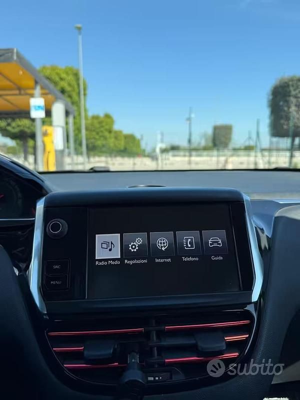 Usata Peugeot 208 68 CV (50 kW) 2015 Bianco Utilitaria