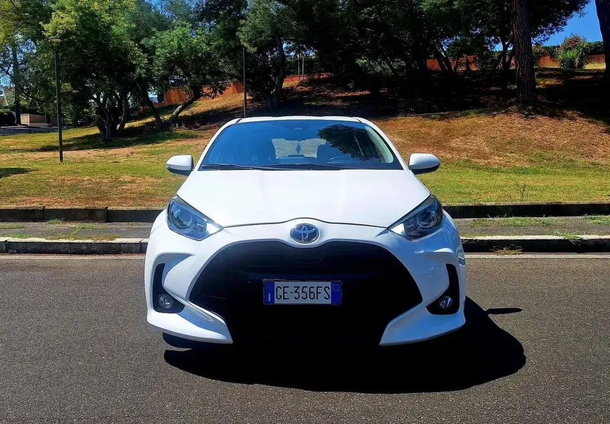 Usata Toyota Yaris Hybrid 92 CV (67 kW) 2021 Bianco Berlina