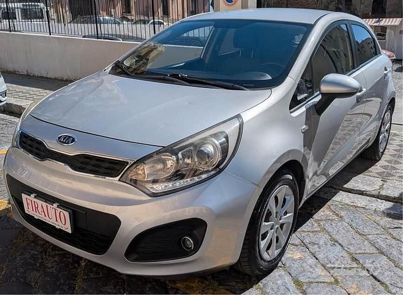 Usado Kia Rio EX 90 HP (66 kW) 2011 Cinzento Sedan