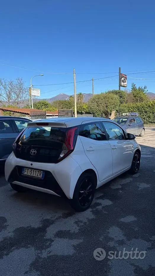 Usata Toyota Aygo 72 CV (52 kW) 2019 Bianco Utilitaria