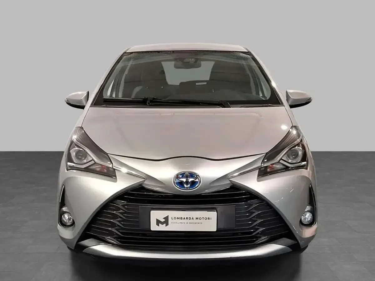 Usata Toyota Yaris Hybrid Active 101 CV (74 kW) 2019 Argento metallizzato Berlina
