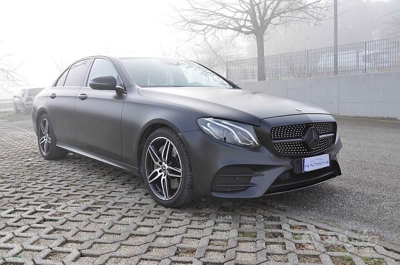 Grigio Usata 2018 Mercedes E400 Premium Tre volumi | 27.900 € (Buon prezzo) - Immagine 1/4