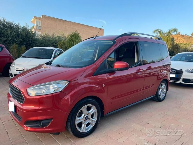 Usata Ford Tourneo 95 CV (69 kW) 2015 Rosso Monovolume