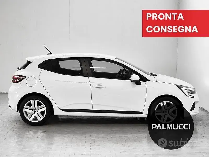 Używany Renault Clio V Business 72 KM (52 kW) 2021 Biały Sedan/Limuzyna