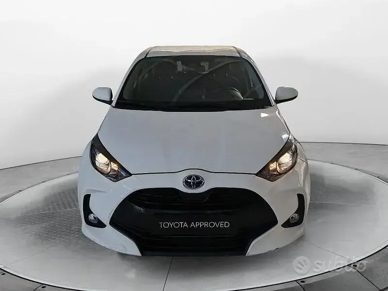 Usata Toyota Yaris Hybrid Active 92 CV (67 kW) 2022 Bianco Berlina