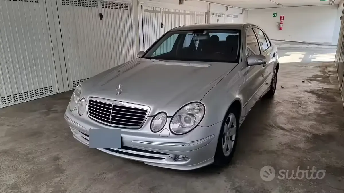 Usata Mercedes E220 Avantgarde 150 CV (110 kW) 2005 Grigio Berlina