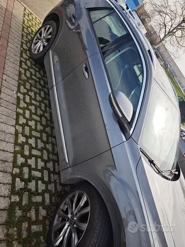 Usata VW T-Roc 150 CV (110 kW) 2023 Grigio SUV