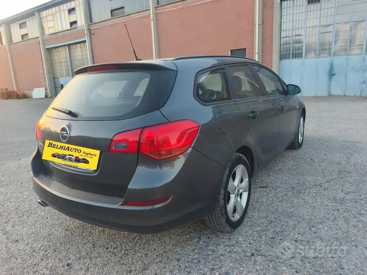 Usata Opel Astra 140 CV (102 kW) 2012 Grigio Station wagon