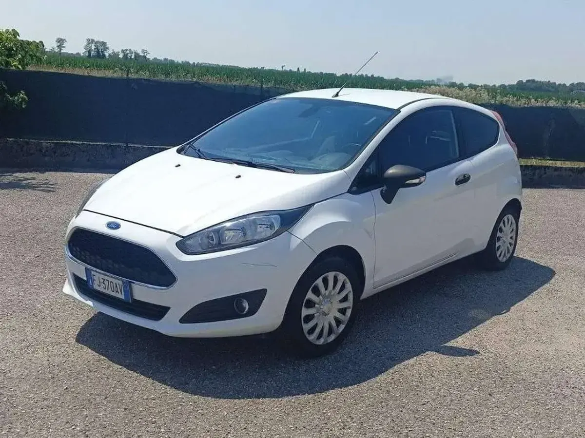 Usata Ford Fiesta 75 CV (55 kW) 2017 Bianco Utilitaria
