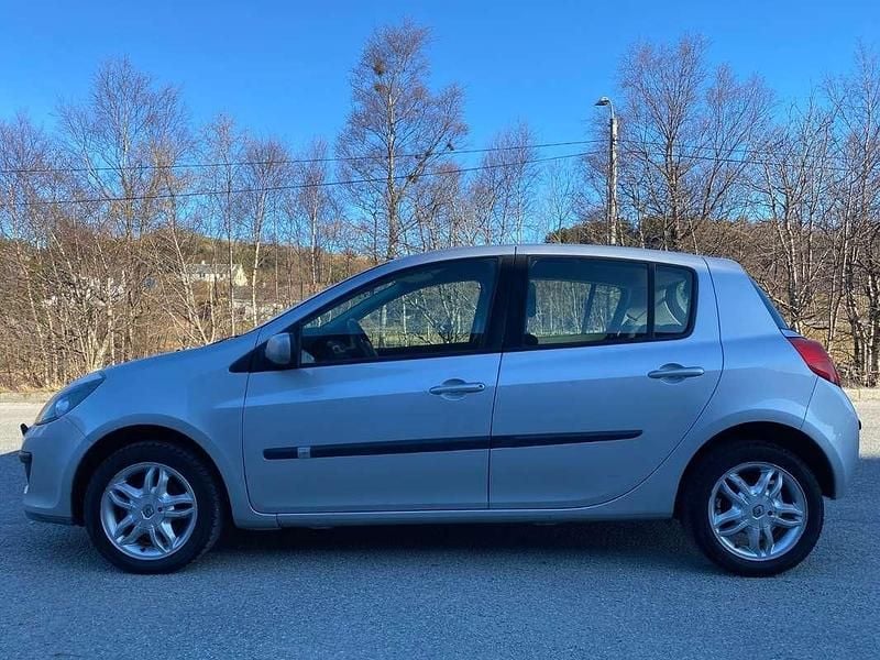 Usata Renault Clio II Dynamique 75 CV (55 kW) 2006 Argento Berlina